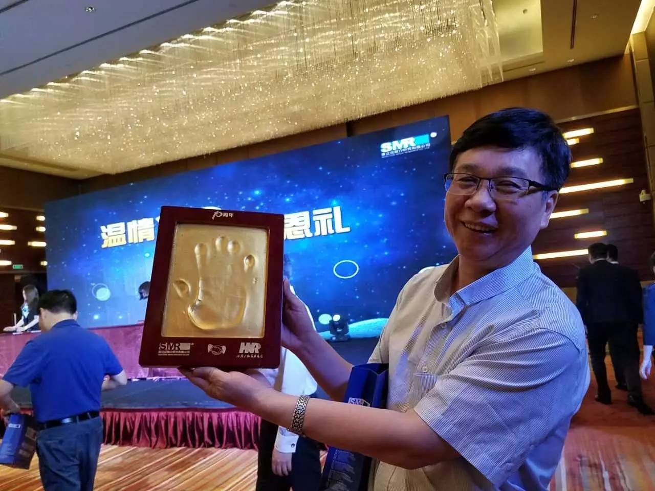 河南電臺副總編輯，宣傳協(xié)調中心主任高鐵軍先生代表河南廣播電視臺為慶賀賽立信成立20周年送上“手印”圖