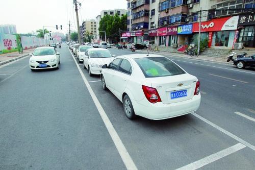鄭州首創(chuàng)“內(nèi)嵌式”停車位長(zhǎng)啥樣？ 市民直呼沒見過