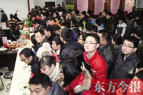 昨日上午，鄭州市金水區(qū)民政局婚姻登記處，領(lǐng)證的新人擠滿了辦證大廳