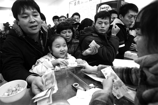 1月30日，李剛小面館收銀臺(tái)前，更多的市民大量買走“面卡”帶回家去