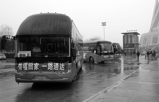 昨天上午10點(diǎn)，17輛愛心大巴從中原福塔廣場發(fā)車