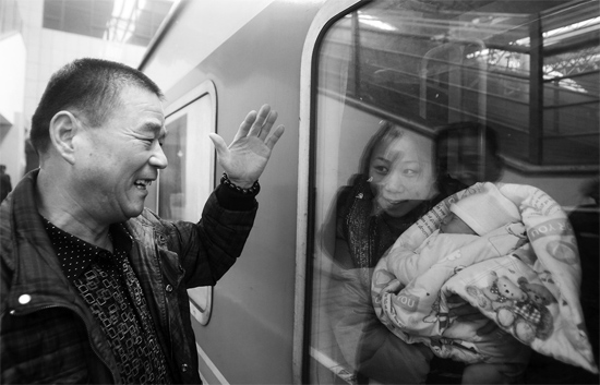 車要開(kāi)了，史振星揮手向女兒懷中的外孫告別。女兒帶著剛剛出生43天的孩子，要到千里之外湖南的婆婆家過(guò)新