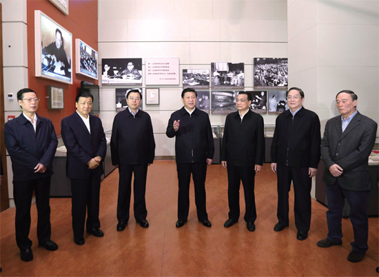 年11月29日，新一屆中共中央政治局常委到國(guó)家博物館參觀(guān)《復(fù)興之路》展覽時(shí)