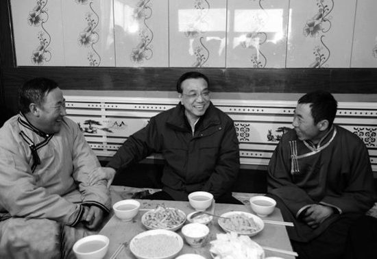 今年2月4日，李克強(qiáng)來到內(nèi)蒙古興安視察，與村民們拉家常