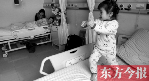 2月7日，春節(jié)前的第3天，雖然傷口很是疼痛，但3歲女兒可愛的“騎馬舞”是李剛最好的“止痛藥”
