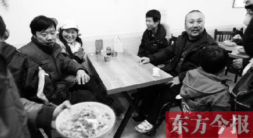 1月26日，坐著輪椅的袁海軍再次出現(xiàn)在李剛的面館，這次和他同來的是他的3位殘疾人朋友