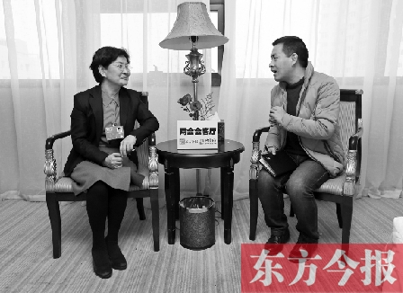 全國(guó)人大代表、省文化廳廳長(zhǎng)楊麗萍（左）在接受“兩會(huì)會(huì)客廳”采訪