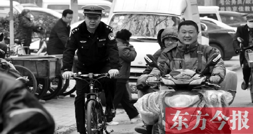 為了倡導綠色出行，鄭州市交警三大隊民警以身作則騎自行車上下班