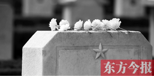 清明假期里，各界人士來到鄭州烈士陵園，緬懷先烈。一座無名烈士的墓碑上，擺放著人們帶來的白花