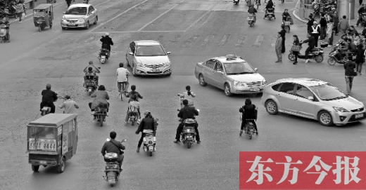 四月九日，鄭州市黃河路與經(jīng)八路交叉口，“中國式過馬路”現(xiàn)象仍很常見