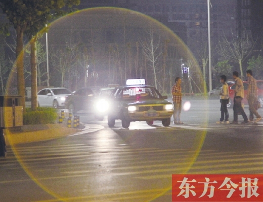 昨晚，鄭州火車東站，一些出租車?？吭诼愤?，見到行人不時主動搭訕 東方今報暗訪組 攝