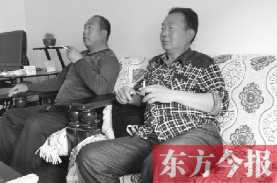 吳四輩和張年學(xué)在家聊天，談?wù)撋稌r(shí)候能去上班