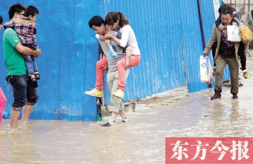 雨后鄭州，“背人過河”成了一道甜蜜又無奈的風(fēng)景 東方今報記者 沈翔 攝
