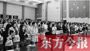 演員謝幕時，沒有觀眾離場，而是全部起立熱烈鼓掌