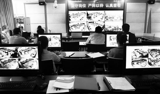 2013年高考首日，鄭州市國(guó)家考試考務(wù)指揮中心內(nèi)，工作人員通過(guò)監(jiān)控器遠(yuǎn)程監(jiān)考