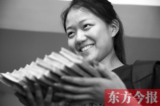 昨天，大一女生周文靜把10萬(wàn)元現(xiàn)金還給了失主