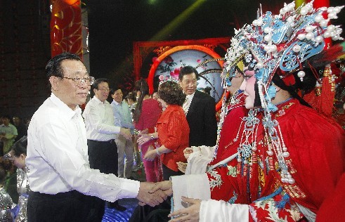 頒獎(jiǎng)晚會結(jié)束后，王剛（左一）、郭庚茂（左二）、謝伏瞻（左三）上臺和演職人員握手