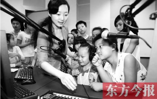 河南廣電全媒體小記者參觀河南電臺(tái)教育廣播樂(lè)活1066，體驗(yàn)當(dāng)主持人的樂(lè)趣