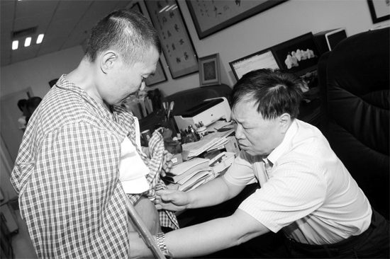 昨天，陜西西安第四軍醫(yī)大學(xué)唐都醫(yī)院骨腫瘤專家范清宇教授（右）在為李剛做檢查
