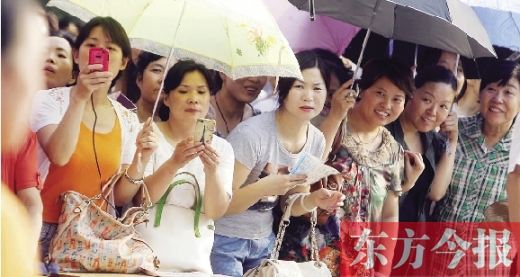 7月6日，鄭州市文化路省實驗中學小升初測評點，家長們聚集在一起，焦急地等待自己的孩子走出考場