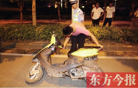 7月9日夜，鄭東新區(qū)街頭，鄭州市交巡警六大隊(duì)民警查住一輛“炸街”摩托車