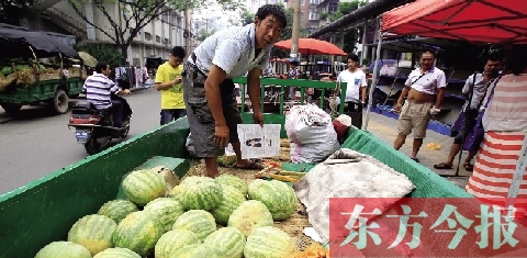 因為夜里睡太沉，來鄭州賣瓜的開封瓜農(nóng)姚老漢不但丟錢還丟瓜