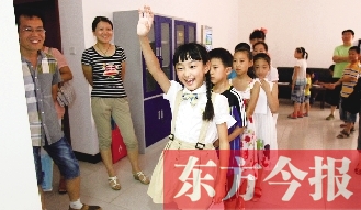 成長(zhǎng)訓(xùn)練營(yíng)面試在東方今報(bào)發(fā)行中心舉行。圖為面試現(xiàn)場(chǎng)