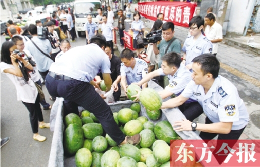 過秤開始，鄭州管城區(qū)城市管理執(zhí)法局等五局委共買了96500斤西瓜