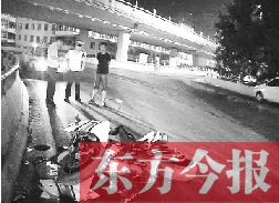 昨日凌晨3時，鄭州市區(qū)河醫(yī)立交橋下，交警在勘察現(xiàn)場