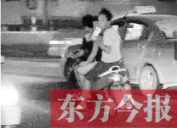 盡管剛剛發(fā)生摩托車車禍，現(xiàn)場很快又現(xiàn)載人摩托車疾馳