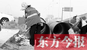 鄭州市鄭東新區(qū)，烈日下工作的環(huán)衛(wèi)工