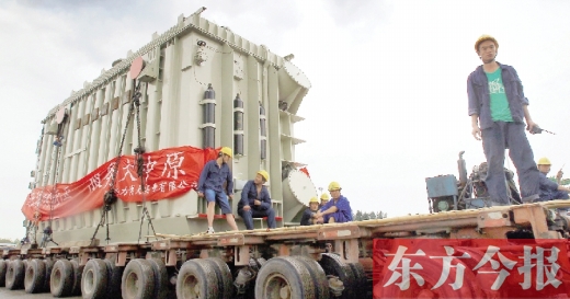 天降大雨，加大了行走的難度，工人們用支桿頂起沿途的電纜