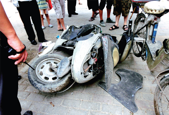 8月3日，棉紡路與六廠前街交叉口附近一輛水泥罐車突然爆胎，路邊一輛電動車被沖擊波震翻報廢