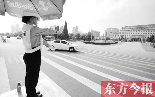 昨日，駐馬店市開源大道，女交警冒高溫指揮交通