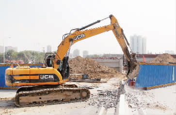 南陽路、北環(huán)快速路立交橋將進行封閉施工，圖為工人正在拆除隔離欄