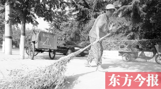 昨天下午4點(diǎn)，新鄭市溱水路，64歲的陳明花正在打掃衛(wèi)生，這一段曾是靳春波負(fù)責(zé)的路段