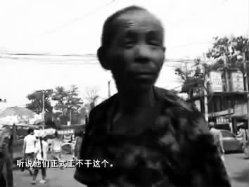 視頻中的男子面對(duì)鏡頭發(fā)泄心中的不滿：不合理，明擺著剝削人