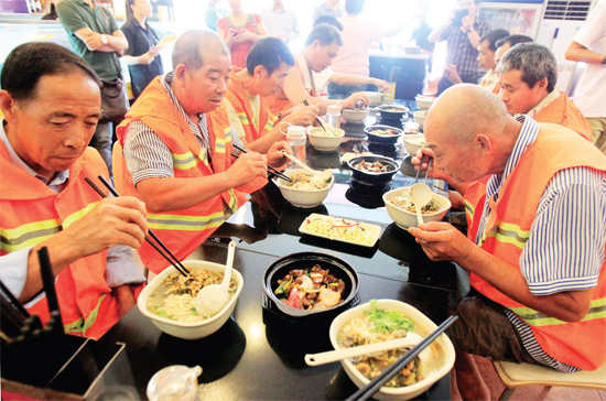 8月18日中午，鄭州市商城路一家飯店邀請33位一線環(huán)衛(wèi)工免費吃頓飯