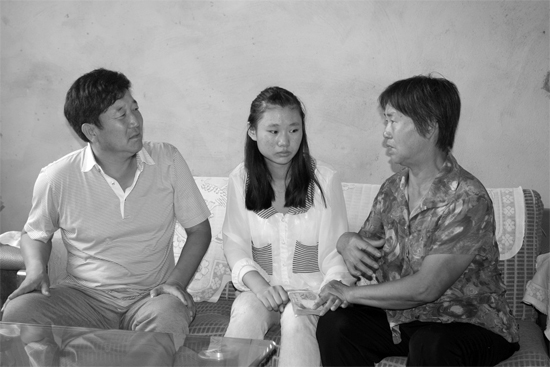“商丘最美女兒”李丹（中）捐骨髓救母，愛心人士（左）送來1萬元愛心款