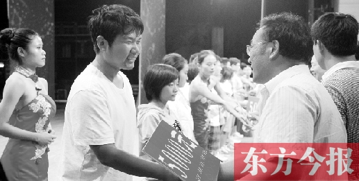 8月25日，河南電視臺8號演播廳，寒門學(xué)子每人拿到了5000元助學(xué)金