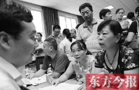帶著孩子小升初的諸多疑問，眾多家長(zhǎng)（右）向教育部門咨詢