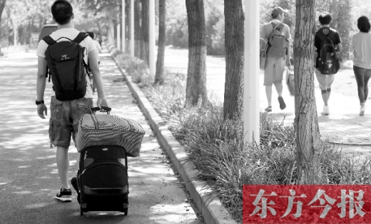 滿載著家人的希望，沿著學(xué)校的路標(biāo)，鄭州大學(xué)新生入學(xué)了，一位新生自己帶著行李來報到