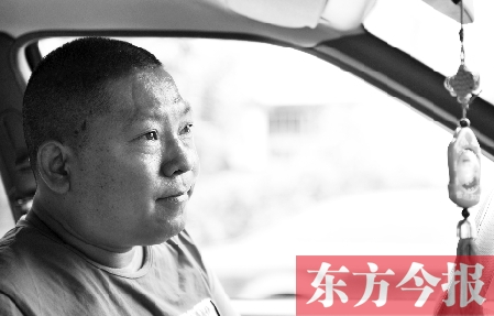 鄧太和帶父親去看病，兩天都沒(méi)打開(kāi)過(guò)出租車(chē)后備廂