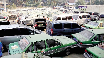 國(guó)慶期間，鄭州市客運(yùn)管理處查處的大批非法營(yíng)運(yùn)車輛