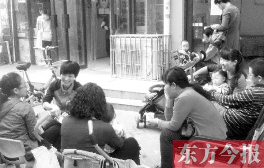鄭州未來路附近的一家小兒推拿店，等待為孩子做推拿的家長在門口排起了隊