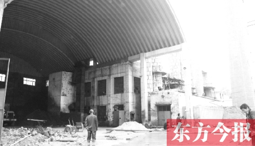黃委會燃煤鍋爐房里幾臺機器正“整裝待發(fā)”，大煙囪拆除難