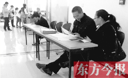 　　10月16日，鄭州市社保中心辦事大廳，新增的桌椅方便了前來辦理手續(xù)的市民