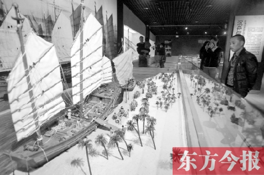 10月19日，大海的方向——西沙華光礁一號(hào)沉船寶藏展在省博物院舉行。圖為一位市民在觀看當(dāng)時(shí)（宋朝）工