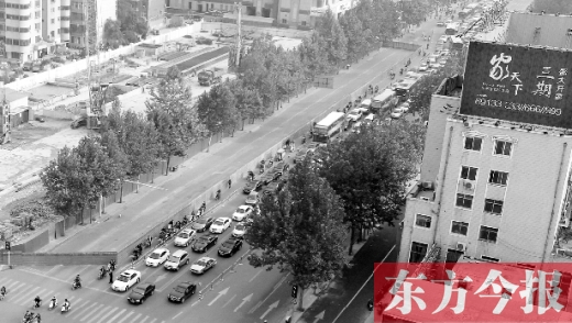 圍擋設(shè)置首日，人們騎車緩慢通行
