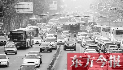 昨日下午4點(diǎn)，在花園路與黃河路口附近，車堵成了“一鍋粥”